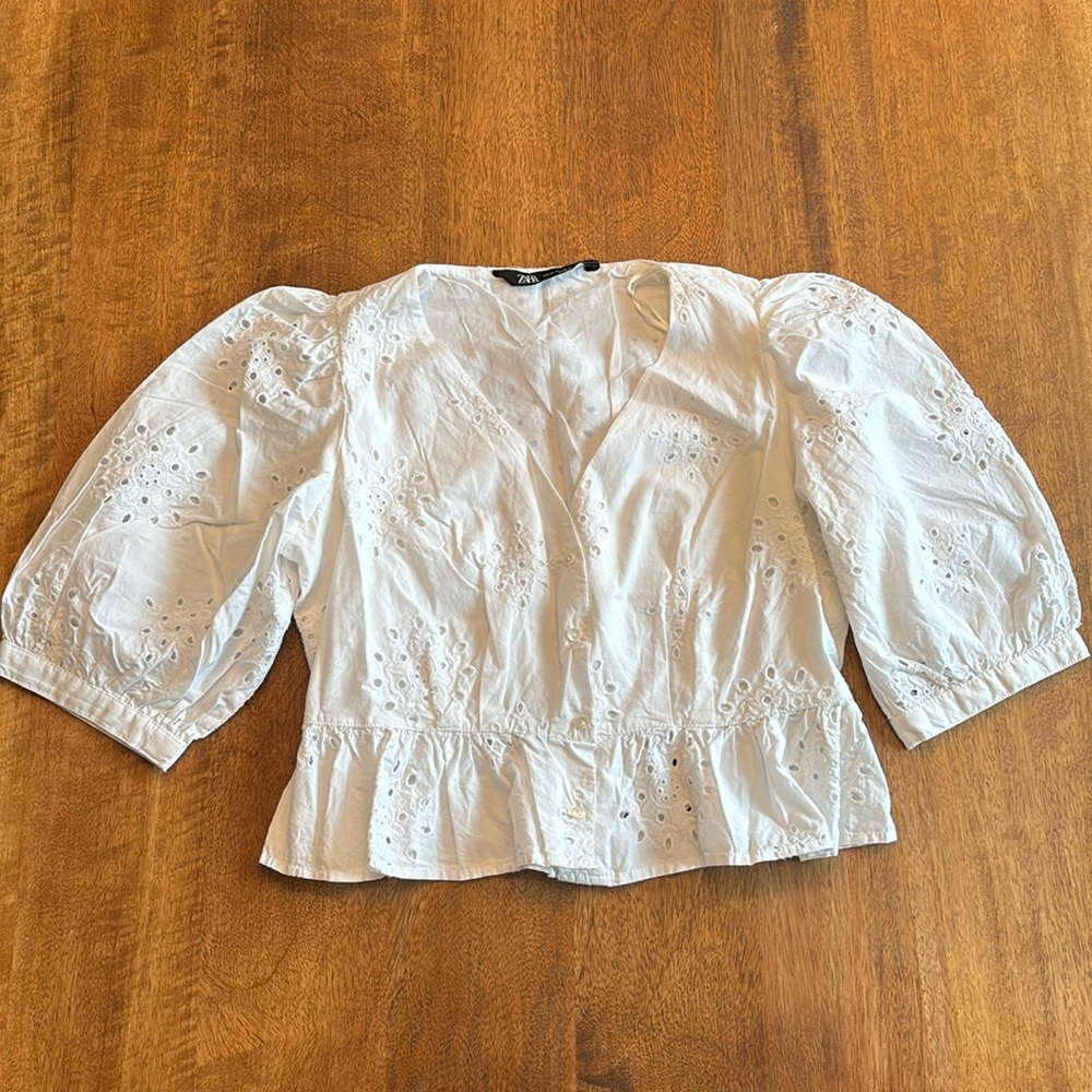 Zara eyelet puff sleeve top (1)